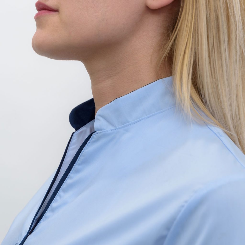 CAMISA-ELASTIZADA-CUELLO-MAO-CELESTE-CON-VIVOS-AZUL-MARINO-MANGA-LARGA-5